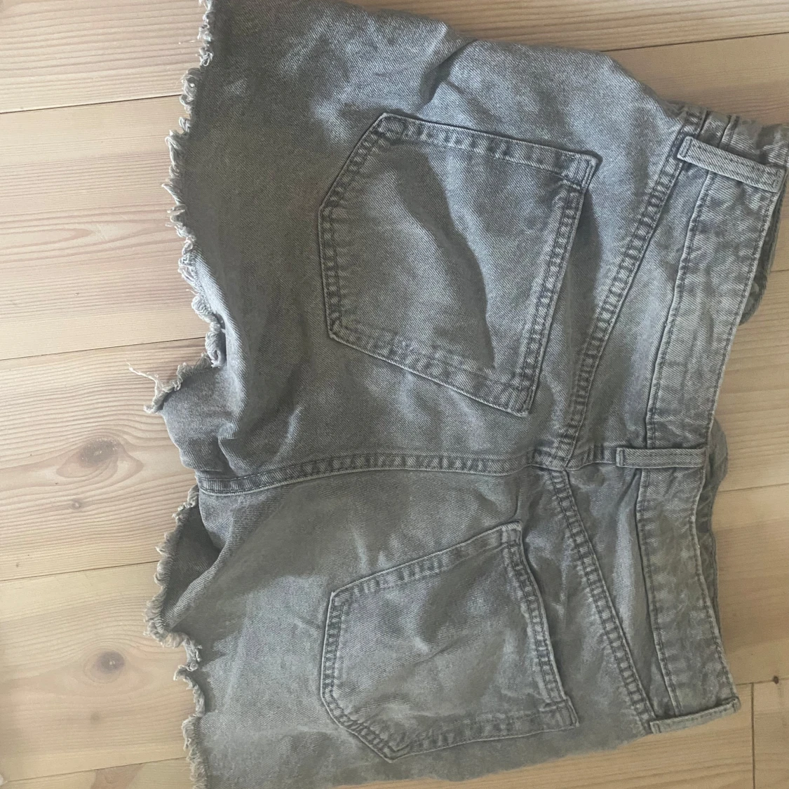Grå slitna jeansshorts med fransar - 1