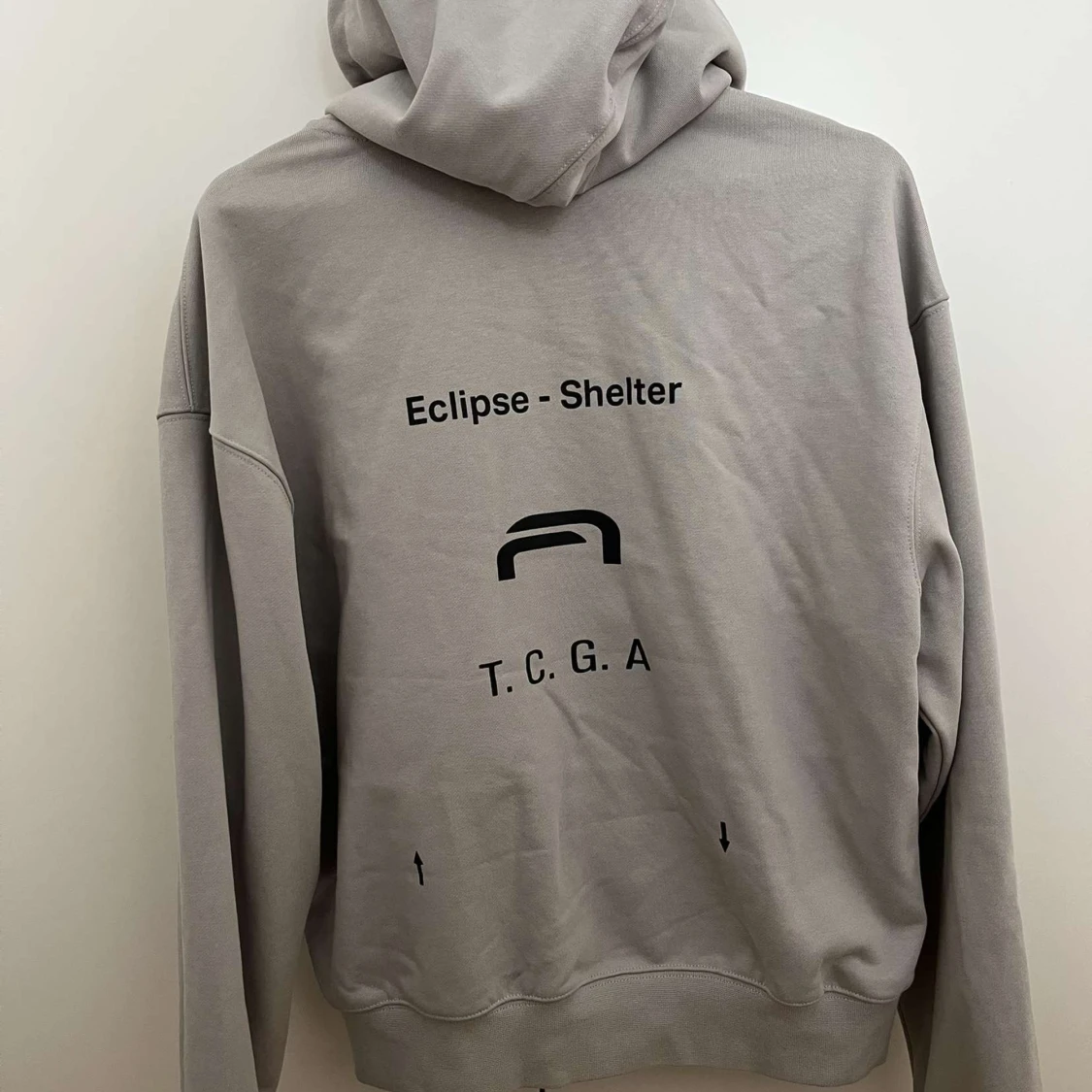 Grå hoodie Eclipse Shelter T.C.G.A - 1