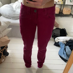 Mörk rosa jeans  - Snygga mörkrosa jeans. Byxorna har en rak och något smalare passform, perfekt för dig som vill ha en färgklick i garderoben. Sköna och mjuka i materialet, passar till många olika stilar.