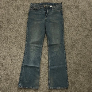 Bootcut jeans från &Denim, hög midja - Jeans från hm i bra skick, de är lite mer pösiga och säljs då de inte kommer till användning längre💕