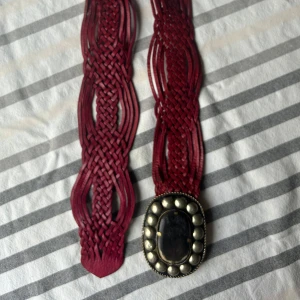 Flätat rött skärp med stor buckle - Bälte med justerbart fäste, går att ha både som skärp och i midjan🩷