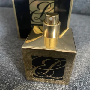 Estee Lauder: Wood Mystique - Estee Lauder: Wood Mystique. 50ml med minst hälften kvar. Skulle säga att det är kanske 30ml kvar.