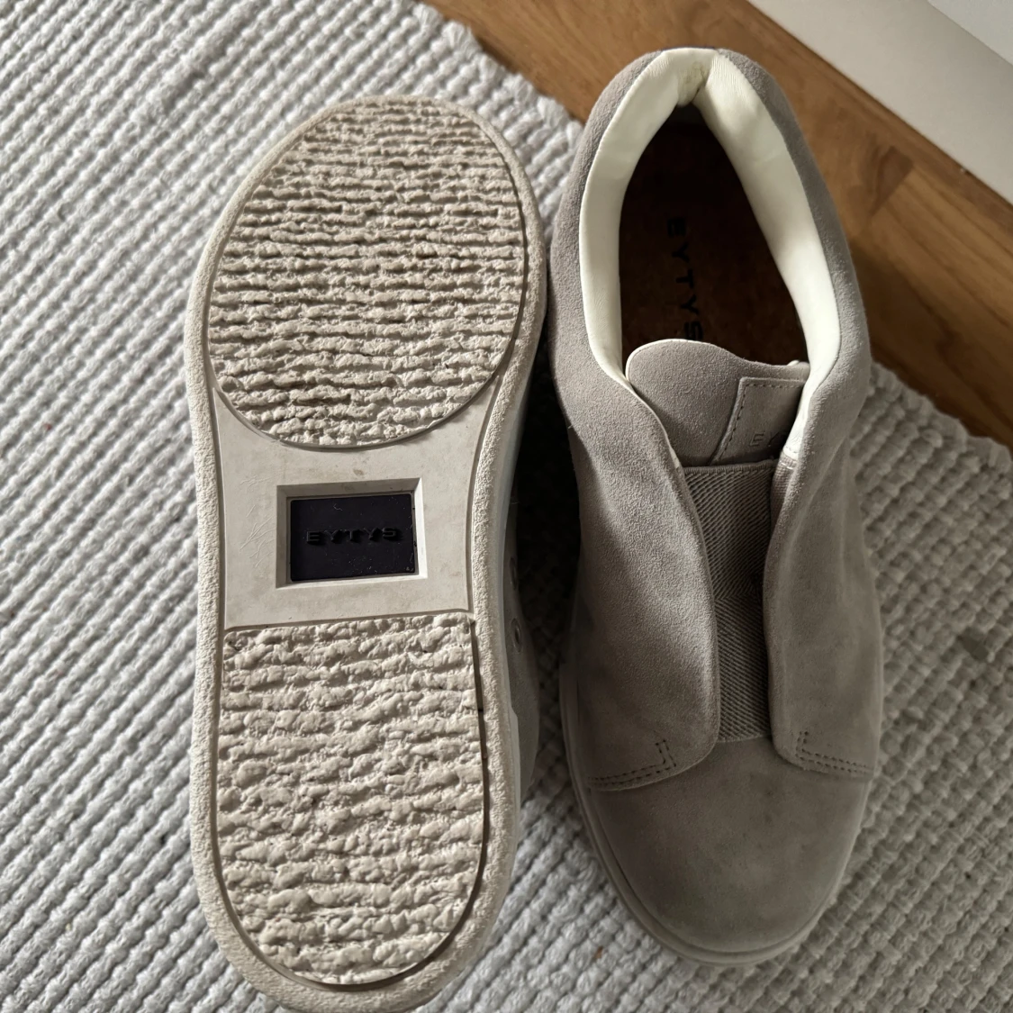 Grå mocka slip-on sneakers från Eytys - 3