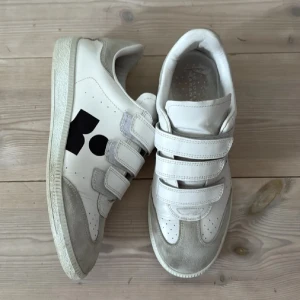 Isabel marant sneakers  - Säljer mina Isabel marant skor då de är för små 🥹köpta för 4700kr. Små defekter men inget man tänker på. Tryck gärna på köp nu! Pris går att diskutera vid snabb affär