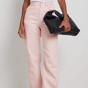 Ljusrosa raka jeans från NA-KD - Snygga ljusrosa jeans från NA-KD med raka ben och hög midja🌸 Står storlek 44 men är väldigt mycket mindre, skulle gissa att de egentligen motsvarar S. Nyskick, aldrig använda. Ser vita ut på bilden men är som sagt ljusrosa💕