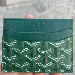Grön Goyard plånbok - Snygg grön plånbok från Goyard. Plånboken har flera kortfack och en gul insida. Nyskick men tyvärr inget kvitto!