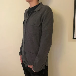 Overshirt | Massimo Dutti - Säljer nu denna as feta gråa overshirten från Massimo Dutti! Storlek medium och modellen är runt 186cm. Den är i väldigt bra skick, inga defekter eller liknande. Hör av dig för fler bilder eller frågor!