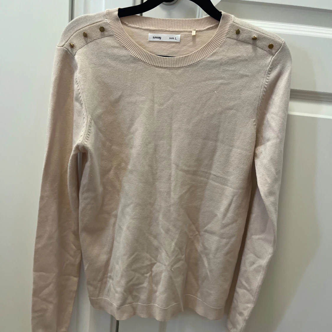 Beige tröja med gulddetaljer Sinsay