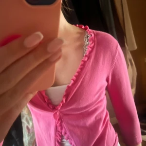 Rosa kofta med volangkant - Supersöt rosa kofta som jag köpte på vinted i september, men tyvärr inte kommit till andväning💜💜