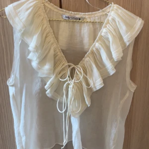 Söt blus - Jättefin blus från zara i helt nyskick🥰 storlek s men passar även xs-m❤️