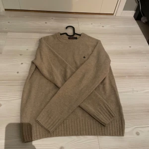 Beige tröja från Morris - Snygg beige tröja från Morris med rund halsringning och diskret logga på bröstet. Nyskick! Inga märken, skador eller defekter. Storlek small. Frågor eller funderingar? Bara att höra av sig!