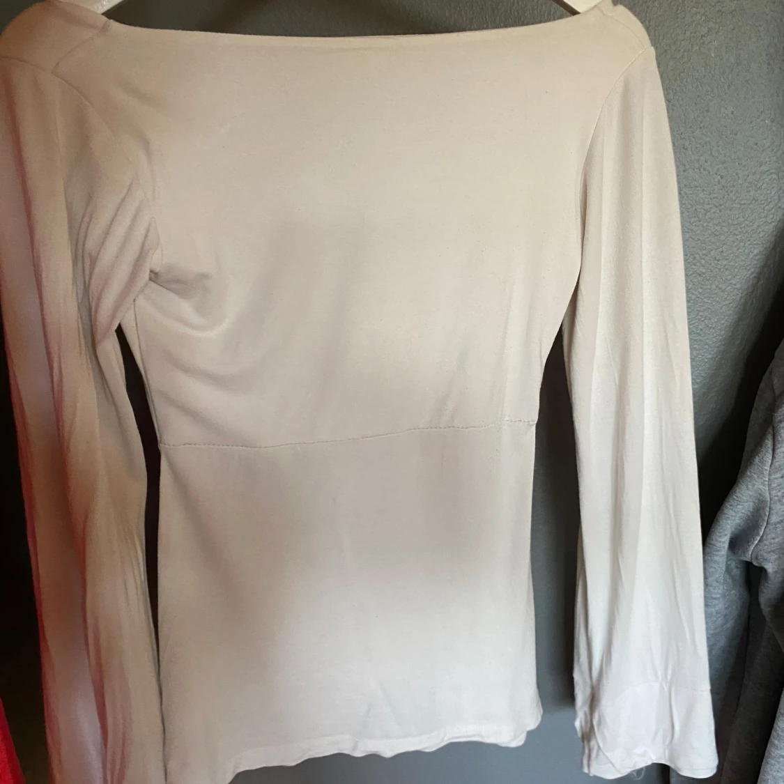 Vit långärmad topp med knyt - 2