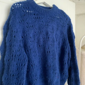 Blå stickad tröja💙 - Blå stickad tröja från Vera Moda (Pieces)💙 Superfint mönster och färgen är perfekt året om!  Använd fåtal gånger! Köpt för 299kr.  Storlek L men sitter som en s Pris kan diskuteras