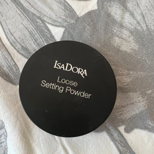 Isadora Loose Setting Powder 05 Medium - Isadora Loose Setting Powder i nyansen 05 Medium. löst puder som fixerar din bas och ger en matt finish. Fri från parfym och kliniskt testad. Testad endast. 