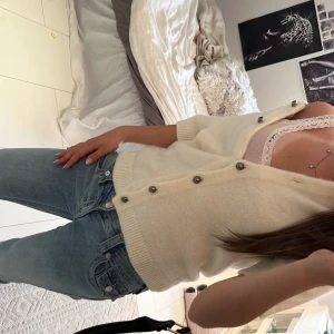 Krämvit stickad kofta från Gina Tricot - Superfin krämvit stickad kofta från Gina Tricot  och silvriga knappar framtill. Knappt andvänd 