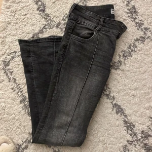 Gråa bot cut jeans  - Säljer dessa Lågmidjade jeans ifrån bershka med ”ränder” på benen 