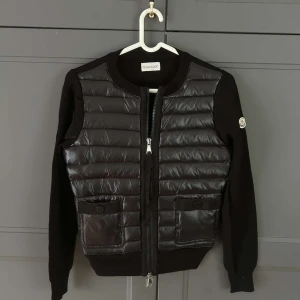 Svart cardigan Moncler - Moncler cardigan i mycket fint skick, tags medföljer, storlek s, såklart äkta, priset kan diskuteras vid snabb affär. Kom med bud☺️