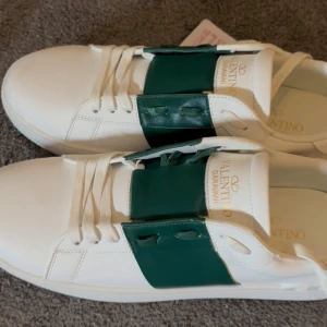 Valentino Open Skor - Säljer dessa nya Valentino skor i grön. Det är storlek 45 på skorna, säljer skorna eftersom jag hittade ett par andra skor och därmed inte använder skorna. De har endast används 1 gång. Pris går att diskuteras. 