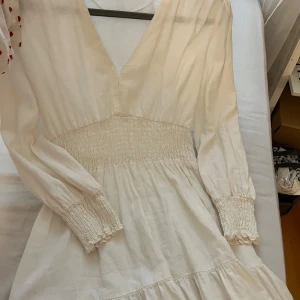 Vit klänning från Zara - Superfin vit klänning från Zara i linneblandning med v-ringning, långa ärmar och smock i midjan😍