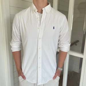 Polo ralph lauren skjorta - Säljer denna snygg ralph lauren skjorta, den har en liten fläck i nacken, men annars i väldigt bra skick. Den är i storlek L. Hör av er vid frågor