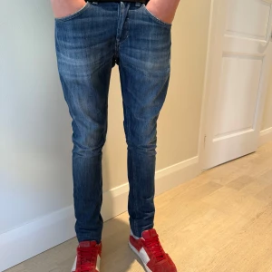 Dondup jeans - Snygga blå jeans från Dondup, modell George Skinny fit | storlek W29 | inga defekter, lapp sitter kvar | nypris 3200kr! | mitt pris är endast 999, kan sälja billigare vid snabb affär! Kontakta vid mista fundering! 