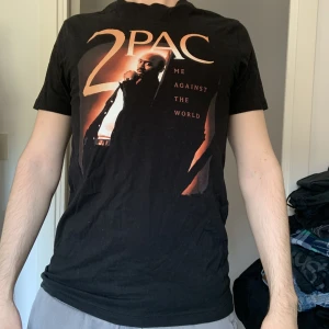 2Pac t-shirt - Väldigt bra skick , knappt använd. Trycket är ej slitet. Använd 2-3 gånger. Storlek S. Skriv om ni har frågor