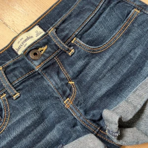 Lowwaist jeansshorts 💞 - Snygga korta jeansshorts med broderade fickor. De står att de är i storlek 152 men passar w23/w24 bra också!!💞