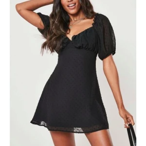 Svart prickig klänning - Säljer min fina klänning från missguided i storlek 38. Säljer för 150 kronor inklusive frakt 🥰