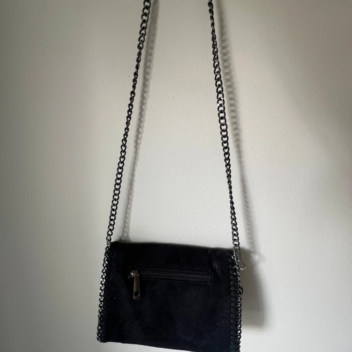 Söt svart axelremsväska med kedjedetaljer🤍 - 3