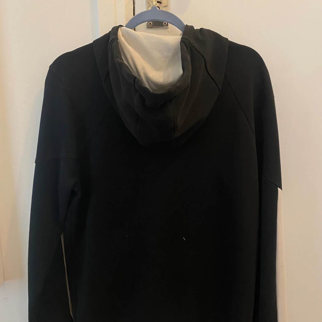 Svart hoodie från Boss med vita feta detaljer PRIS KAN DISKUTERAS  - 2