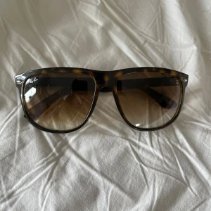 Ray-Ban Boyfriend solglasögon  - Säljer ett par sköna RB 4147 brillor! Mycket fint skick förekommer några mindre repor men syns knappast och påverkar inte användningen! | Utan fodral! | Ställ gärna frågor innan du köper!