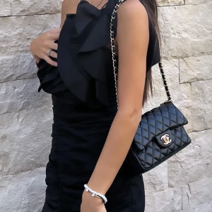 One shoulder klänning med volang - Snygg svart klänning med one shoulder och  volangdetaljer. Perfekt för fest, middag eller utekväll!Köpte den på Zara för 499kr! Har använt den ett fåtal gånger så den är i jätte fint skick! 