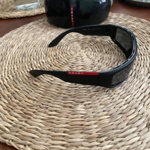 Prada solglasögon  - Prada Luna rosa solglasögon, använda ett fåtal gånger, väldigt bra skick 