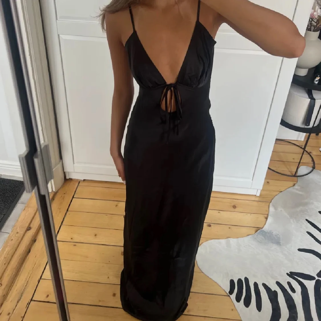 Svart långklänning med öppen rygg - 1