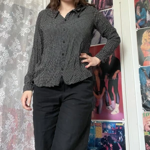 Söt blus Monki - Prickig blus, med krage. Bra skick. Jag kan mötas upp i Uddevalla centrum, annars fraktar jag gärna. Köparen står för frakten. (Står ej för postens slarv) katt finns i hemmet. 