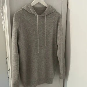 Cashmere hoodie - Säljer denna cashmere hoodie då jag inte använt den så mycket och den bara tar plats. Passar dig som är 180+, väldigt skön. Hör av er om ni är intresserad 👍