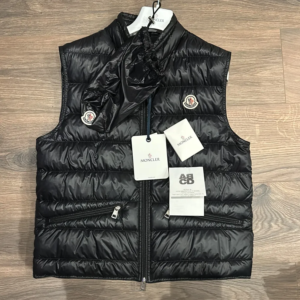 Helt ny svart Moncler Gui med kvitto, tags, extra knappar och dustbag. Storlek 2 passar S/M, 2021 modell. Nypris 9200 mitt pris 4000kr! Över 250 deals gjorda med massvis av refs att visa, bara att skriva vid frågor eller funderingar!. Takit.