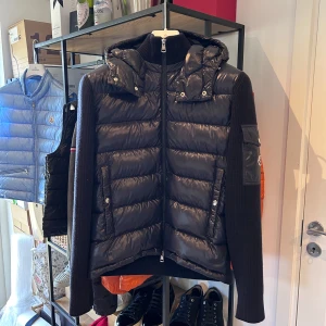 Moncler Tricot Hooded Cardigan  - Navy Moncler Tricot Hooded Cardigan i väldigt bra skick, minimalt märke framtill som knappt syns. Storlek M passar S/M. Monclers mest ovanliga plagg som endast producerades ett år och aldrig mer. Nypris idag 11.000kr, mitt pris 7000 men tar emot rimliga bud! Över 250 deals gjorda med massvis av refs att visa, bara att skriva vid frågor eller funderingar!