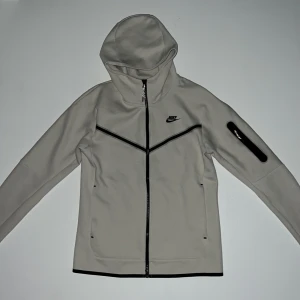 Nike tech - Fet Nike tech med byxor i mycket bra skick. Kläderna är använda max 5 gånger och är strl S och XS på byxorna men dem passar som S 