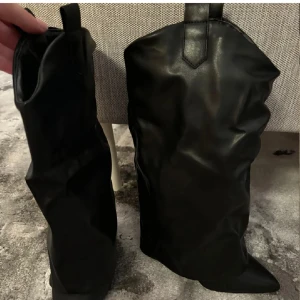  stövlar med spetsig tå - Helt nya fold boots som är slutsålda!! Jätte trendiga just nu, western. Säljes pga jag köpte fel storlek.  Storlek: 5 = EU 38 Taggar: cowboy boots, boots, stövlar, knee high, cowboyboots, skinnboots, skinnstövlar