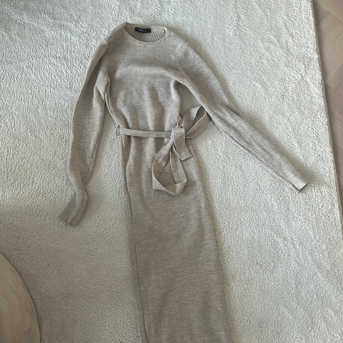 Beige ribbad klänning med bälte