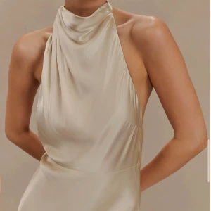 Balklänning från meshki i färgen: gold/chamganefärgad - Säljer denna helt oanvända slutsålda satinklänning (lappen kvar) 🤍 i färgen ”gold” 🤍 i storlek XXS, men passar Xs! Köpte för 1400kr