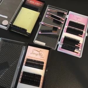 Ögonfransförlängningar från BisLash och JengMe - Säljer ögonfransförlängningar från BisLash och JengMe. Dessa fransar kommer i olika längder och tjocklekar, perfekta för att skapa en dramatisk look. Förpackningarna innehåller flera rader av fransar i mixade längder. Perfekt för både professionellt och personligt bruk. Ta allt för 50kr🥰