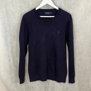 Ralph Lauren stickad - Riktigt soft stickad raffe tröja. Storlek S. Modellen är 185. Fint skick