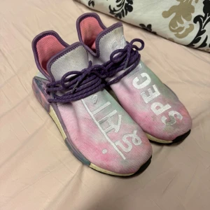Adidas human race holi pink - Adidas human race holi pink. Storlek 44. Finns liten fläck på ovansidan. lätt att ta bort om man vill, har inte haft ork eller lust. Nästan nya. Använda max 2 gånger. Nypris över 3500kr 