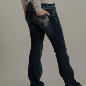 Mörkblå jeansbyxor med broderade bakfickor - Snygga mörkblå jeans med kontrastsömmar och broderade detaljer på bakfickorna. Byxorna har bootcut-modell och klassisk femficksdesign. Perfekta för dig som gillar en tidlös jeansstil med lite extra detaljer.