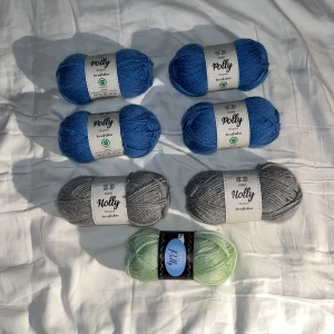 Garnnystan polly,Holly färg:grå,blå,ljus grön💕 - Säljer fina  garnnystan från Polly,Holly 50 gram. Perfekt för stickning eller virkning. Garnet är mjukt och passar till många olika projekt💕