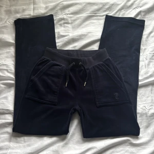  Juicy Couture byxor  - Mysiga juicy couture byxor i stl xxs.💗 Använda väldigt sparsamt men kan ha små täcken på användning. Säljer pga att dom blivit för små. Obs, på bilden ser dom svarta ut men de är bara ljuset, dom är mörkblå. 