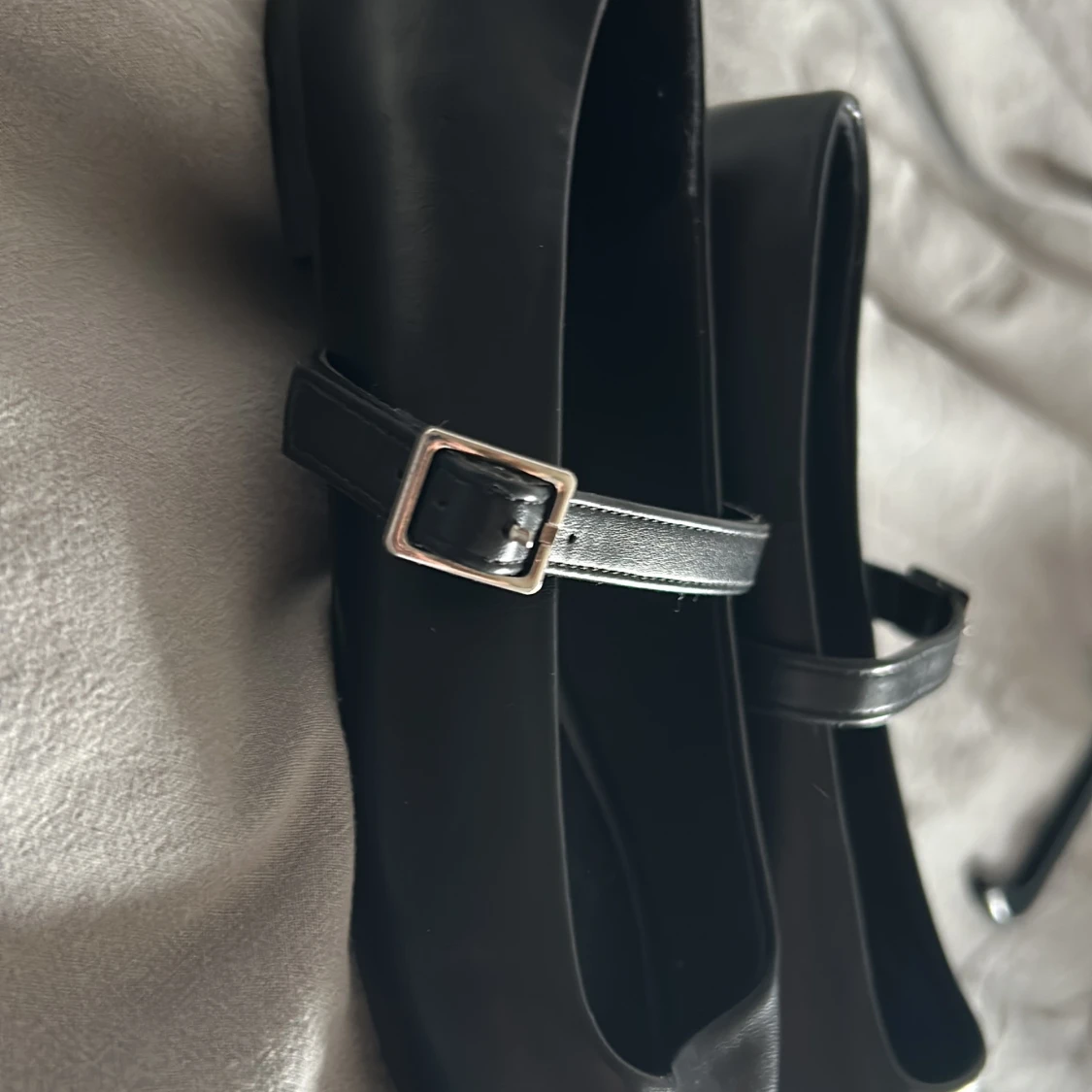 Svarta  ballerinaskor med spänne - 3