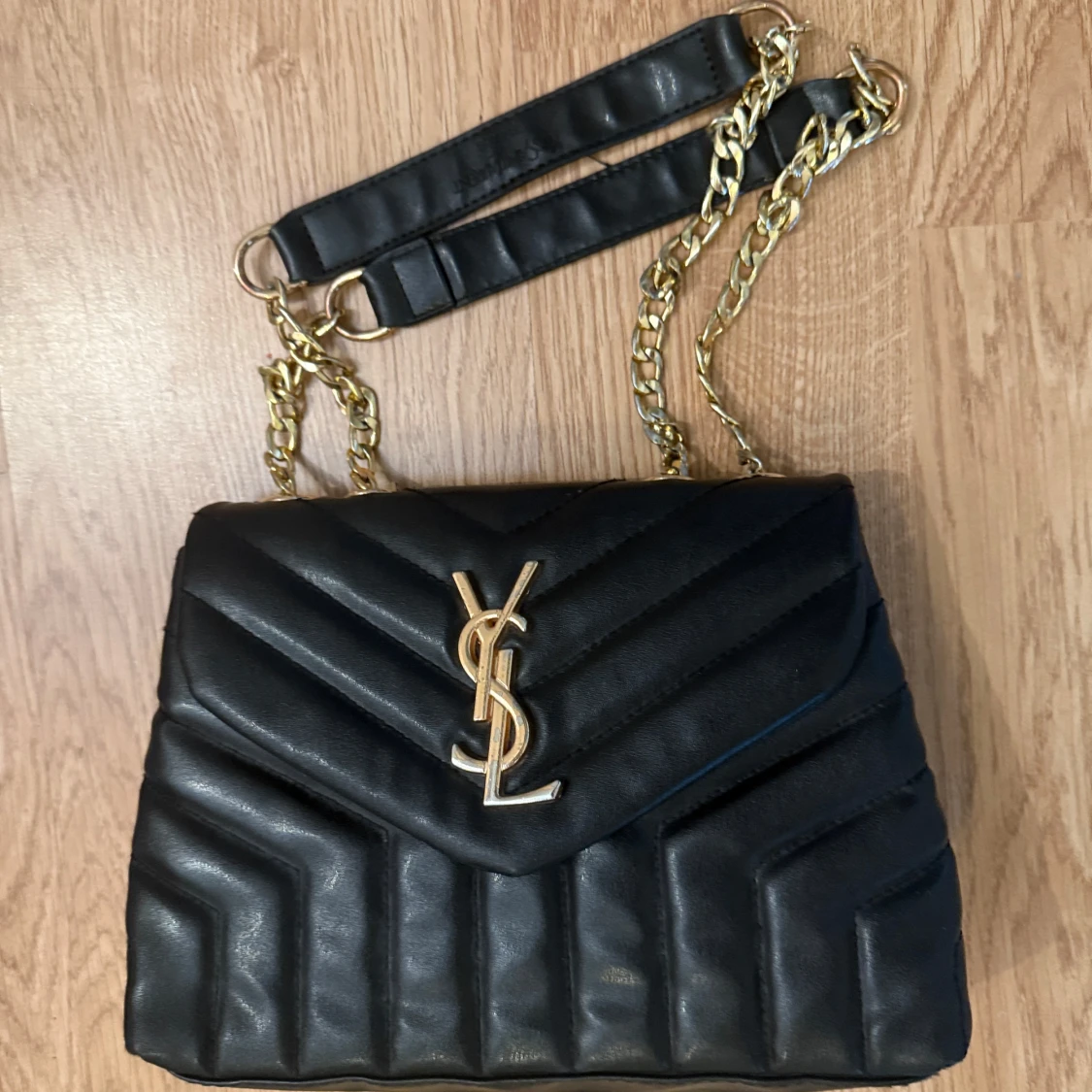 Svart axelväska med kedja